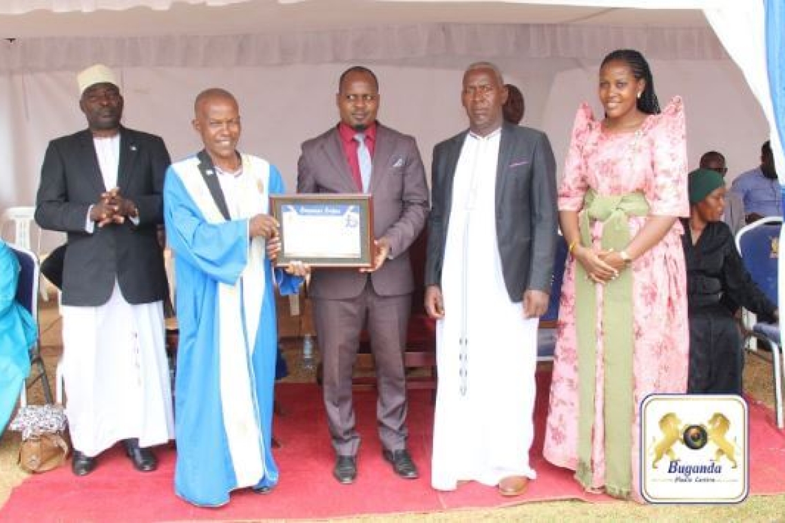 Owek. Kazibwe Kitooke presenting a certificate to Buddu representatives in appreciation of their support